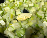 Foto del paso 5 de la receta: Crema de puerros y calabacín con crujiente de jamón