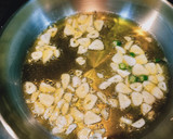 Foto del paso 4 de la receta: Calamar a la plancha con langostinos al ajillo