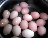 A picture of step 2 of Secret Technique to Peeling Boiled Eggs.