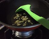 A picture of step 4 of Thai-style Stir Fried Garlic Minced Pork.