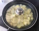 Foto del paso 2 de la receta: Cuando no tengo gana de cocinar: papas y salchichas