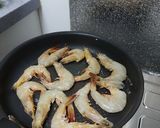 Foto langkah ke 2 dari resep Udang Tumis kemangi super simpel.