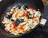 Foto langkah ke 3 dari resep Seafood and Mushroom Pizza.