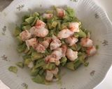 Foto del passaggio 4 della ricetta Gamberi con crema di pesca, avocado e insalatina