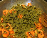 Foto del paso 3 de la receta: Pasta de espinacas con camarones