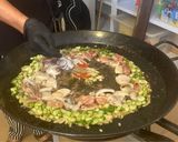 Foto del paso 7 de la receta: Fideuà de mariscos, con sepia sucia, galeras y gambones