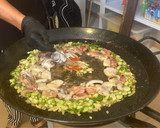 Foto del paso 7 de la receta: Fideuà de mariscos, con sepia sucia, galeras y gambones