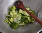 Foto langkah ke 3 dari resep Tumis brokoli jamur.