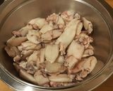 Foto del paso 1 de la receta: Calamarcitos encebollados con Gandules verdes y Setas