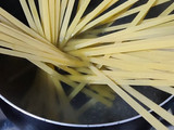 Fettuccine con tocineta y huevo