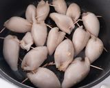 Foto del paso 11 de la receta: Coca de vidre de calamarcitos rellenos de pollo asado y cebolla caramelizada
