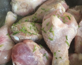 Foto del paso 1 de la receta: Muslitos de pollo con salsa curry, mango y lima 🥭💕