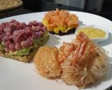 Foto del passaggio 6 della ricetta Gamberoni in pasta kataifi e tartare di tonno e salmone