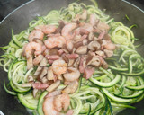 Foto del paso 7 de la receta: Espagueti de calabacín en salsa de yogurt. (mar y montaña)