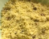 Foto del passaggio 3 della ricetta Sbriciolata con crema pasticciera e gocce di cioccolato!