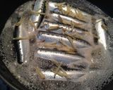 A picture of step 2 of Sardines Simmered in Soy Sauce.