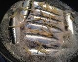 A picture of step 2 of Sardines Simmered in Soy Sauce.