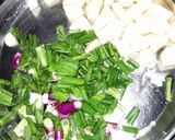 आलू हरे प्याज़ की सब्जी (aloo hare pyaz ki sabzi recipe in Hindi) रेसिपी चरण 1 फोटो