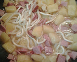 A picture of step 5 of Udon pineapple and ham.