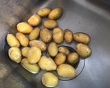 Une image de l'étape 1 de Pommes de terre grenailles et carottes rôties à l ail,cumin et herbes de Provence.