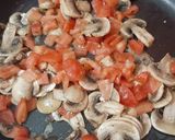 Foto del paso 2 de la receta: Tallarines con tomates y champiñones salteados