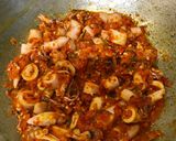 Foto langkah ke 4 dari resep Balado Cumi Asin Daun Jeruk.