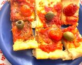 Foto del passaggio 4 della ricetta Pizzette di pasta sfoglia con olive e pomodorini
