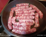 Foto del paso 3 de la receta: Salchichas frescas con vino amontillado
