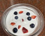 Foto del paso 4 de la receta: Postre rápido de merengue, frutillas y crema de maní