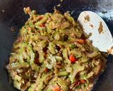 Foto langkah ke 4 dari resep Oseng Pare Pedas.