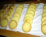 Foto langkah ke 4 dari resep Crunchy Butter Cookies.