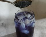 Foto langkah ke 3 dari resep Es Bunga Telang Selasih.
