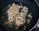 Foto langkah ke 5 dari resep Ayam goreng mie instan.
