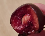 Foto del paso 5 de la receta: Cerezas bañadas en chocolate versión saludable 🍒