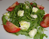 Foto del paso 5 de la receta: Ensalada de rúcula y tomate con queso mozzarella