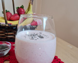 Foto del paso 2 de la receta: Smoothie, lassi, licuado de banana y frutilla con base de yogurt