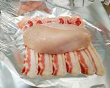 Foto del paso 3 de la receta: Pechugas envueltas en panceta y rellenas con dátiles