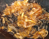 Foto del paso 2 de la receta: Hojaldre navideño con queso, confitura y cebolla caramelizada