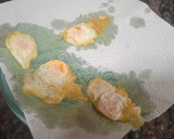 Foto del paso 3 de la receta: Tartar de salmón sobre pan de gamba con huevo de codorniz