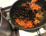 Foto del paso 5 de la receta: Coditos con pimiento caramelizado y aceitunas negras