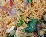 A picture of step 4 of Stir-Fry Maggi Instant Noodles Curry Flavour.