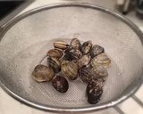 A picture of step 2 of Manila Clam Seasoned Rice.