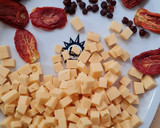 Foto del paso 3 de la receta: Quesitos saborizados con hierbas, especias, tomates secos y uvas pasa en AOVE