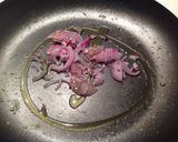 Foto del passaggio 6 della ricetta Spaghetti con cipolla di tropea e vongole su crema di porro e basilico