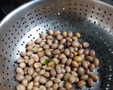 A picture of step 5 of Kala chana masala.