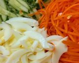 Фото кроку 4 до Очень вкусный салат из овощей и консервированой фасоли.