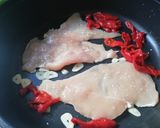 Foto del paso 1 de la receta: Filetes de pechuga de pollo al ajillo con pimientos del piquillo