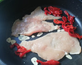 Foto del paso 1 de la receta: Filetes de pechuga de pollo al ajillo con pimientos del piquillo