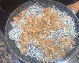 Foto del paso 1 de la receta: Tosta de gulas revuelta con pollo a la cajún y huevo