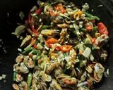 Foto langkah ke 4 dari resep Tumis kerang pedas.